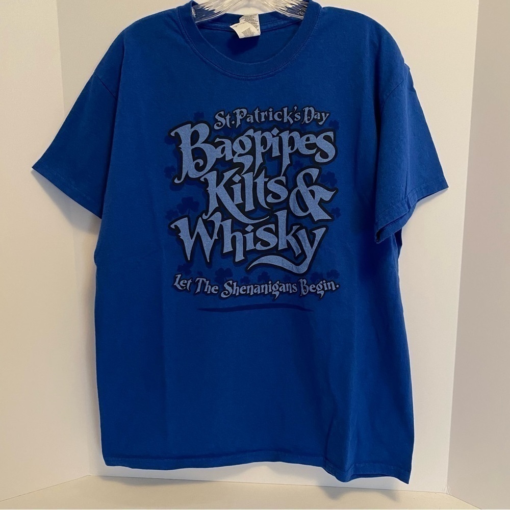 Gildan Men's St. Patrick's Day "Bagpipes Kilts & Whiskey" Short Sleeve T-Shirt L